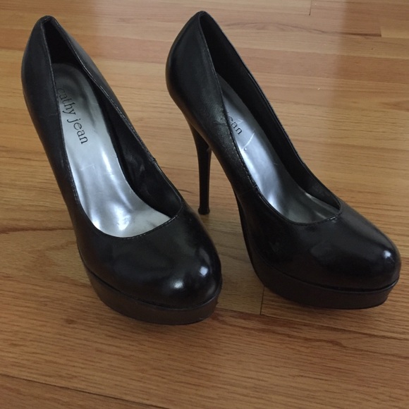 Black Pumps
