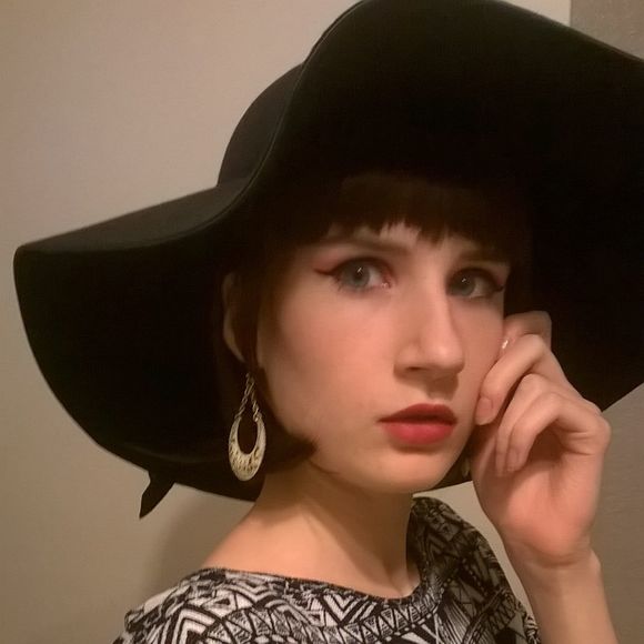 Meet your Posher, Charlene - Picture 2 of 6