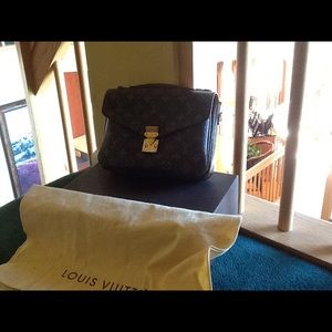 Louis Vuitton Pochette Metis