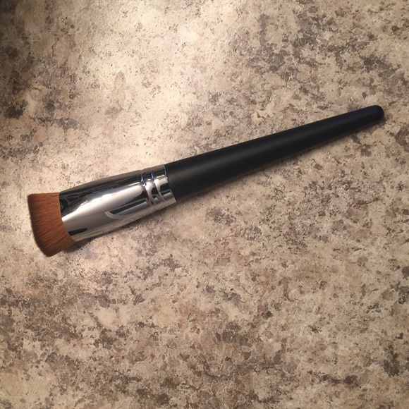 Younique liquid foundation brush