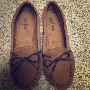 Minnetonka Classic moccs. Never been worn!