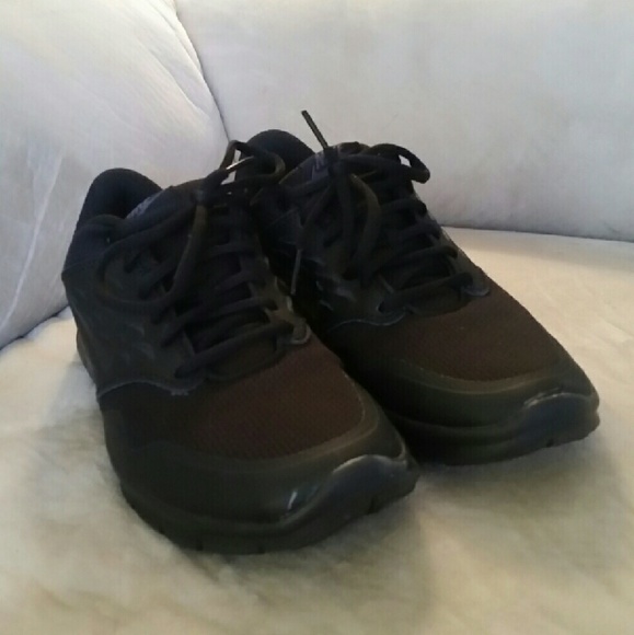 Black Nike shoes size 7.5