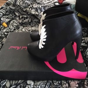 Black ankle lace up botties