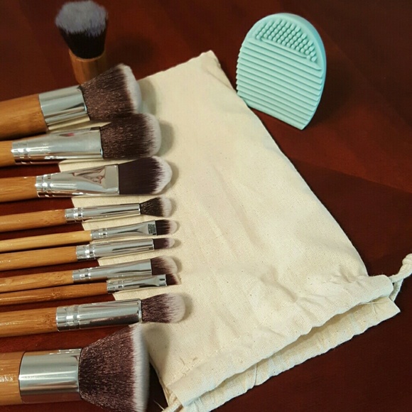 New 11 Brush Make-up Set w/ Cleaning Egg - Picture 3 of 3