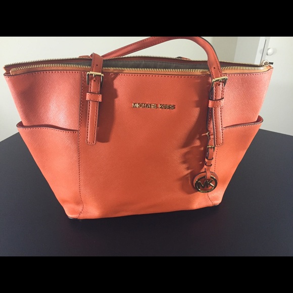 SOLD! Authentic Michael Kors Jet Set Leather Tote - Picture 2 of 4