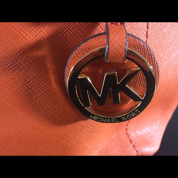 SOLD! Authentic Michael Kors Jet Set Leather Tote - Picture 3 of 4