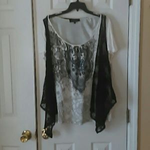 White t-shirt with lace vest