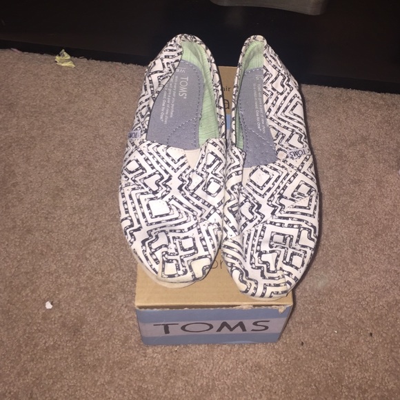 Black and white toms