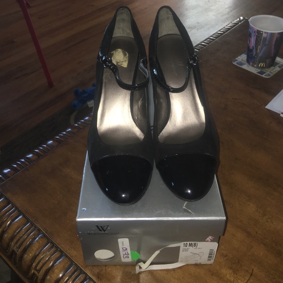 Women's black sued heels