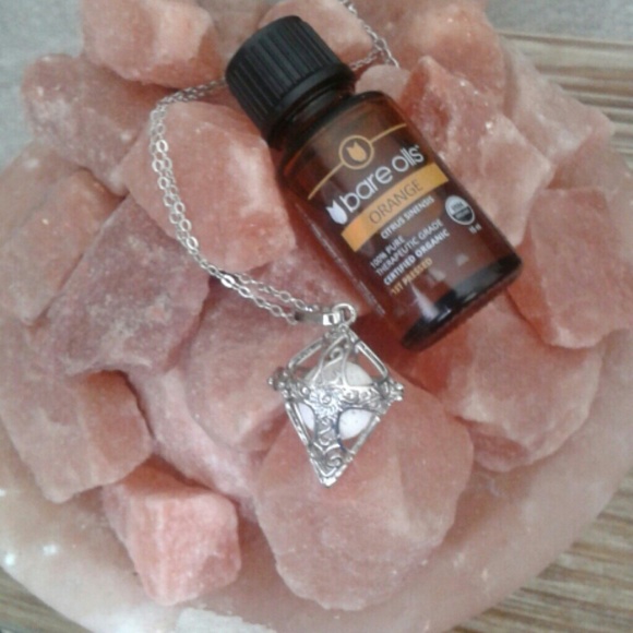 Essential oil diffuser necklace - Picture 2 of 3