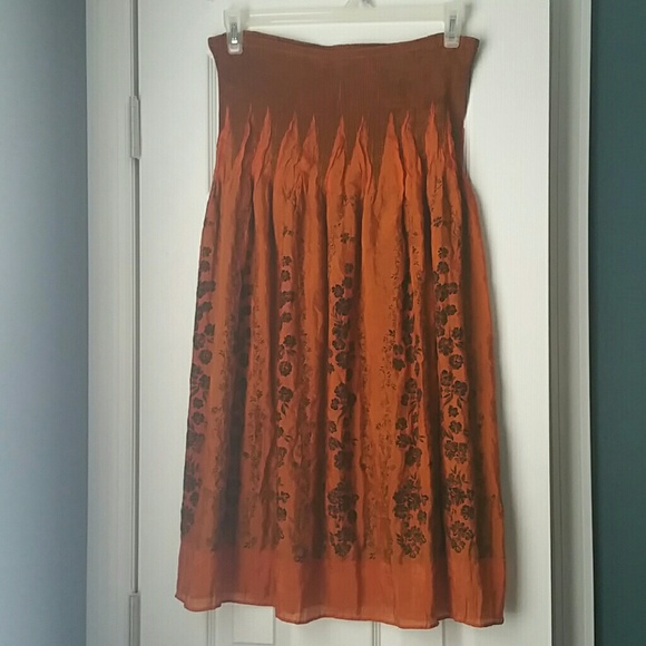 Skirt/strapless dress.