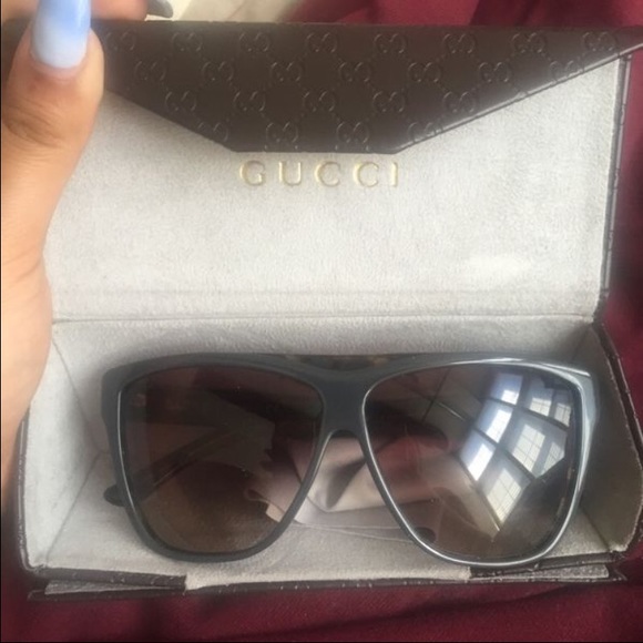Gucci shades 100% real bought at sacks never worn main image 4