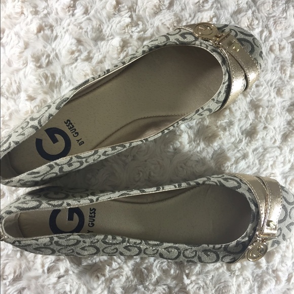 SOLD! Guess Flats - Taupe/Gold - Picture 1 of 4