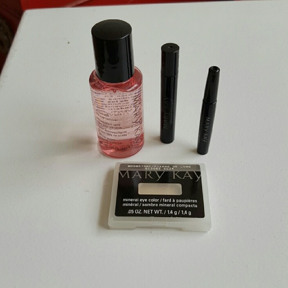 Mary Kay Sample Set with full size eyeshadow