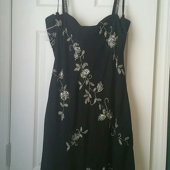 Gorgeous beaded formal dress - Picture 3 of 4