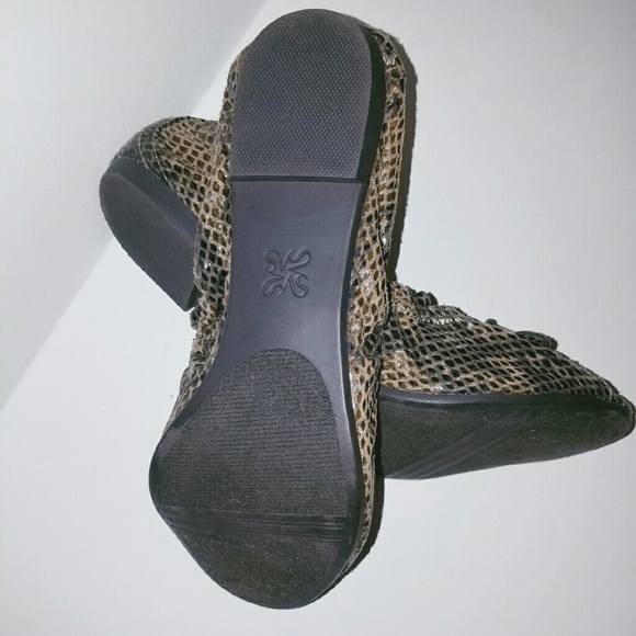 *SOLD*Vera Wang Snake Skin Textured Peep Toe Flats - Picture 3 of 3