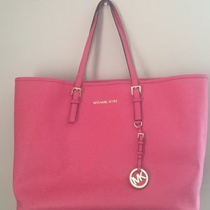 Michael Kors Jet Set Tote in Watermelon