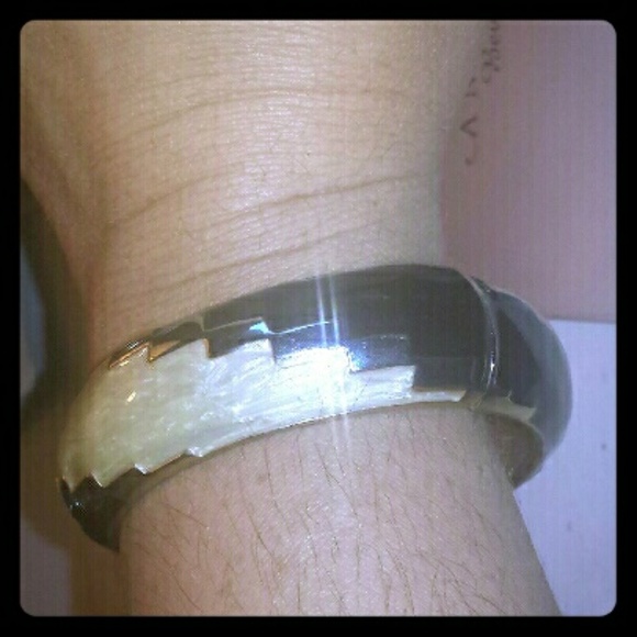 Cute black and cream bracelet - Picture 1 of 2