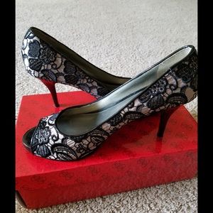 Guess Lace Peep Toe Pump Size 8M