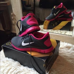 (Brand new) - Nike live strong 586296 006