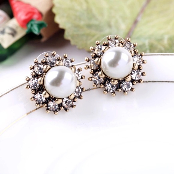 Jewelry - • SALE • Stylish Fashion Pearl Earrings •