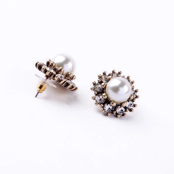 • SALE • Stylish Fashion Pearl Earrings • - Picture 2 of 4