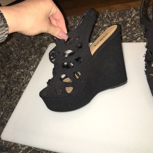 black wedges