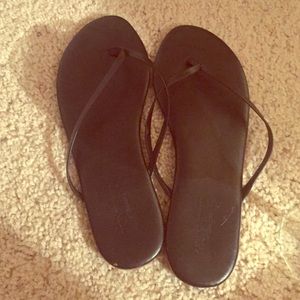 Black old navy flip flops 👡