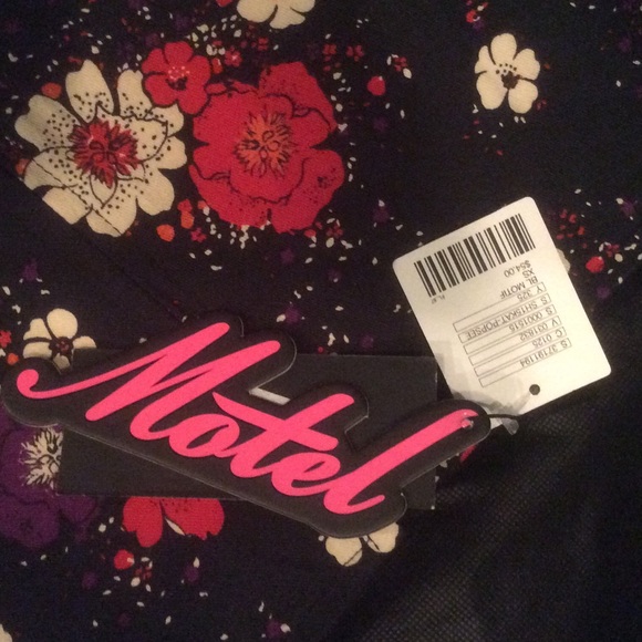 Urban Outfitters High Waist Motel Kat Poppy Shorts - Picture 4 of 4