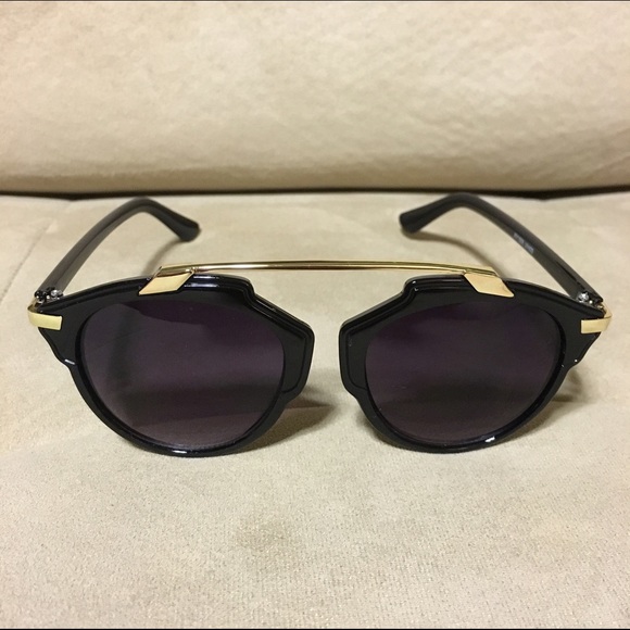 🎀Host Pick🎀 Gold top black sunglasses - Picture 2 of 3