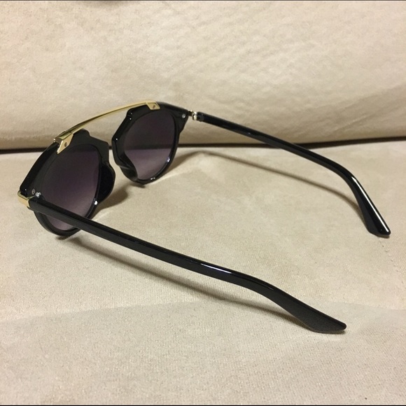 🎀Host Pick🎀 Gold top black sunglasses - Picture 3 of 3