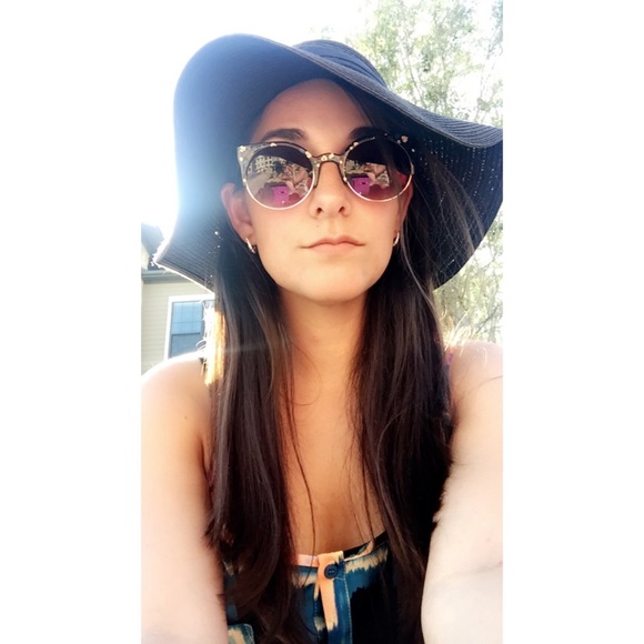 Meet your Posher, Lizette - Picture 2 of 4