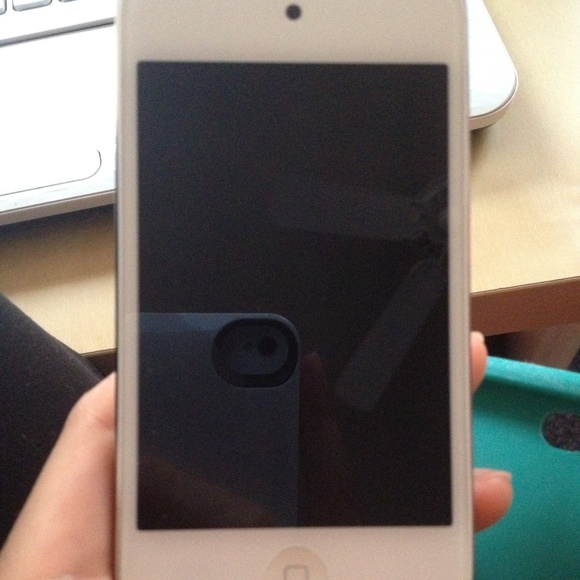 (AVAILABLE)Itouch white 8GB-Excellent condition - Picture 1 of 2