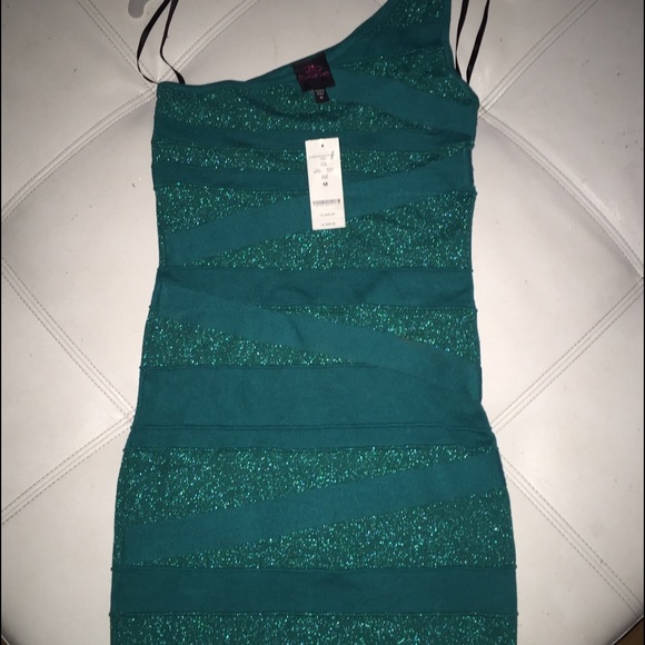 One shoulder green dress from 2B by Bebe