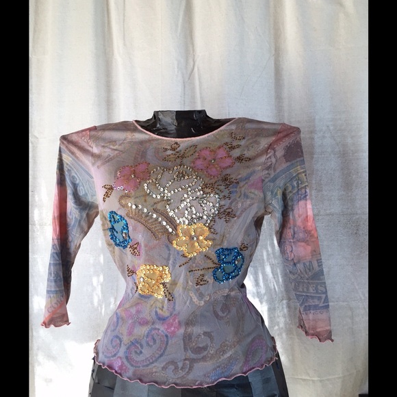 JUST AN OLD VINTAGE TOP STYLE🌹