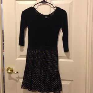 Black with tan polka dot.  3/4 length sleeve