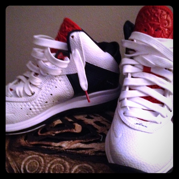 AUTHENTIC Barely Worn Labrons Size 4Y/6 women's