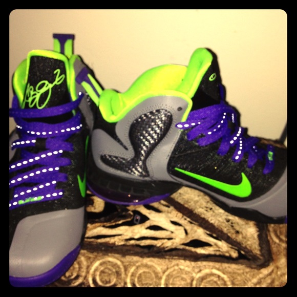 ✨SALE✨AUTHENTIC Lebrons Size 4Y/6 women's