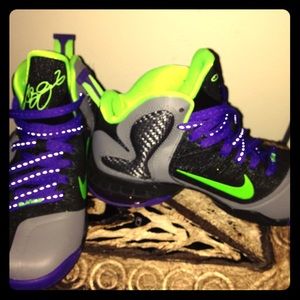 ✨SALE✨AUTHENTIC Lebrons Size 4Y/6 women's
