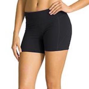 New! Athleta Kickbooty 2 yoga shorts black | S