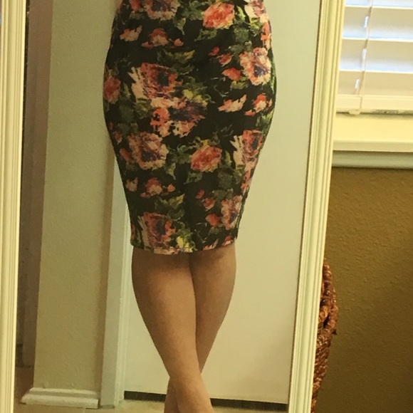Pencil skirt w floral pattern