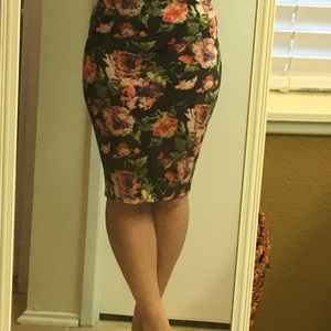 Pencil skirt w floral pattern