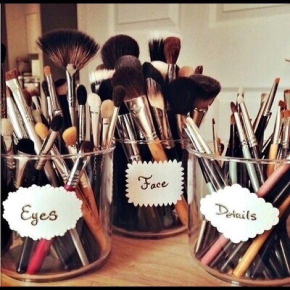 LOOKING FOR MAKEUP BRUSHES!