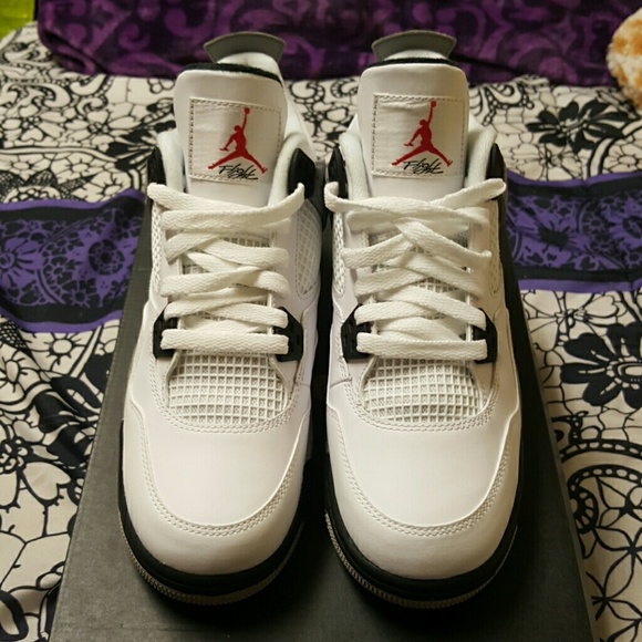 Air Jordan Retro 4 (white cement)