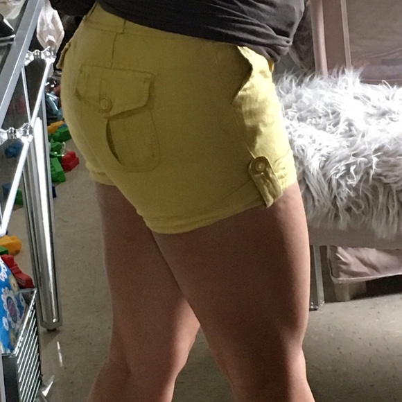 Yellow short pant