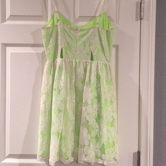 Lush lace dress - Picture 4 of 4