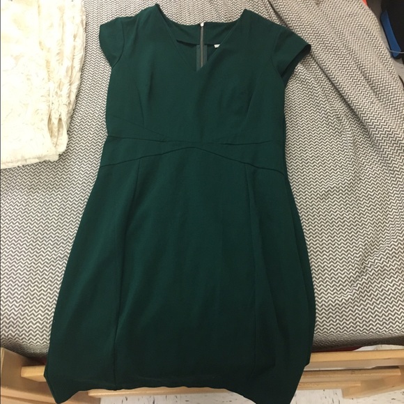 Dresses & Skirts - ❗️FINAL SALE ❗️Gorgeous Green V-Neck Dress