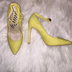 Yellow snake skin pumps