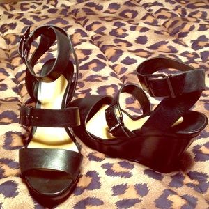 Gianni Bini Size 6 Wedge shoes Black