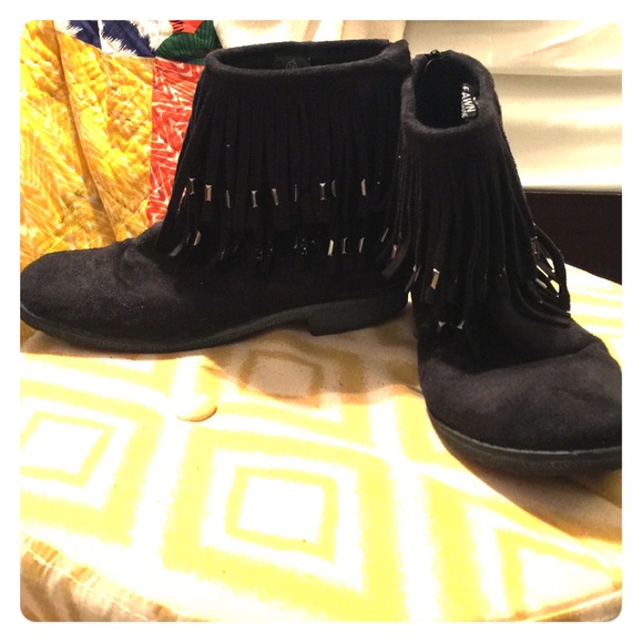 BLACK FRINGE BOOTS WORN